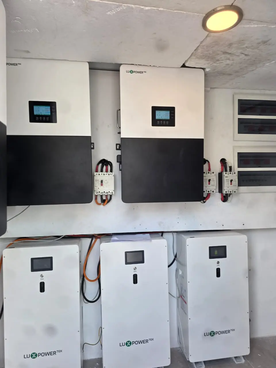 Local technique équipé d'onduleurs et de batteries